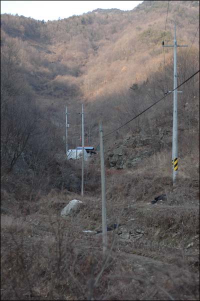 첩첩산중, 골따라 십리쯤 들어가다보면 만나는 안골, 3가구가 산다 